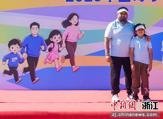 近日,田爱民和小龙在洞头参加亲子夏令营。(主办方供图) 近日,田爱民和小龙在洞头参加亲子夏令营。(主办方供图)