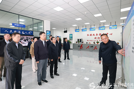 7月7日，河南省委书记、省人大常委会主任刘宁，自治区党委书记、兵团党委第一书记、第一政委陈小江，河南省委副书记、省长王凯来到位于高原边境的和安县政务服务中心，听取和安县总体规划和经济社会发展情况汇报。天山网-新疆日报记者 崔志坚摄