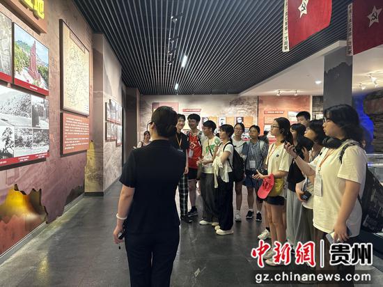 讲解员生动讲述红军三渡赤水、茅台军民鱼水情故事。