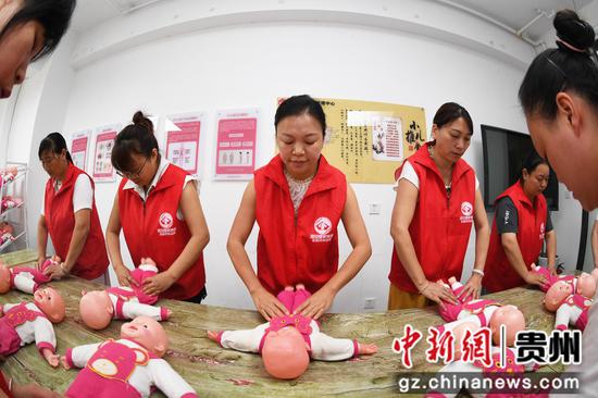 7月9日，在贵阳市南明区嘉安月嫂科技有限公司，学员们正进行母婴护理实操培训。