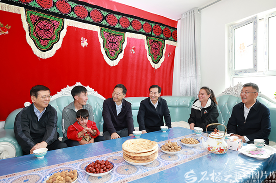 7月7日，河南省委书记、省人大常委会主任刘宁，自治区党委书记、兵团党委第一书记、第一政委陈小江，河南省委副书记、省长王凯来到位于高原边境的和康县吉良镇吉良村，看望基层群众。天山网-新疆日报记者 崔志坚摄