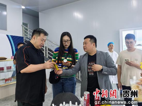 华侨大学美术学院调研组到赫章县开展文创设计帮扶调研活动 。 王娜 摄