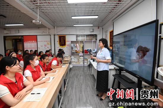 7月9日，在贵阳市南明区嘉安月嫂科技有限公司，职业培训教员正给学员们进行育婴师理论培训。