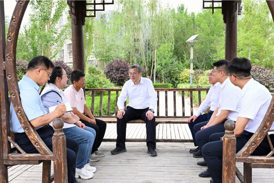 7月8日,自治区党委副书记、兵团党委书记、政委何忠友在二十二团亚泰小区接待信访群众,面对面听诉求,同有关部门负责同志研究推动解决问题。兵团日报全媒体记者 张鑫 摄 7月8日,自治区党委副书记、兵团党委书记、政委何忠友在二十二团亚泰小区接待信访群众,面对面听诉求,同有关部门负责同志研究推动解决问题。兵团日报全媒体记者 张鑫 摄