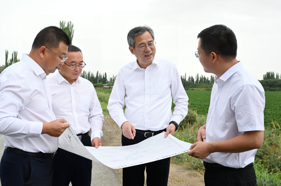 7月8日,自治区党委副书记、兵团党委书记、政委何忠友在轮台产业园,详细询问产业园发展规划。兵团日报全媒体记者 张鑫 摄 7月8日,自治区党委副书记、兵团党委书记、政委何忠友在轮台产业园,详细询问产业园发展规划。兵团日报全媒体记者 张鑫 摄