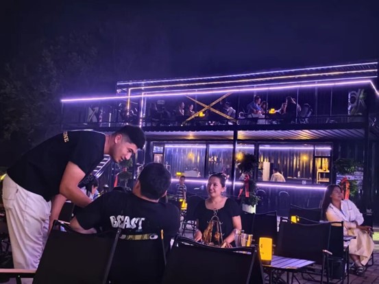 夜晚游客在村内餐馆就餐。来源：博尔塔拉融媒体中心图库