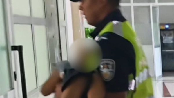 新疆伊宁：3岁幼儿突发高烧惊厥，民警4分钟打通生命通道