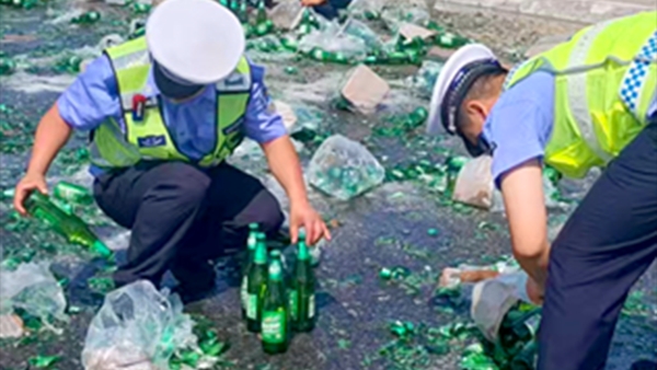 新疆：货车啤酒瓶掉落摔碎，交警高温下徒手捡拾清理