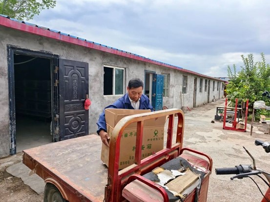 杨树坤在装禽苗。

