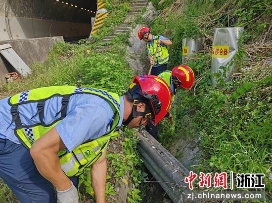 金华管理中心隧道巡检员清理排水设施。金华管理中心 供图 金华管理中心隧道巡检员清理排水设施。金华管理中心 供图