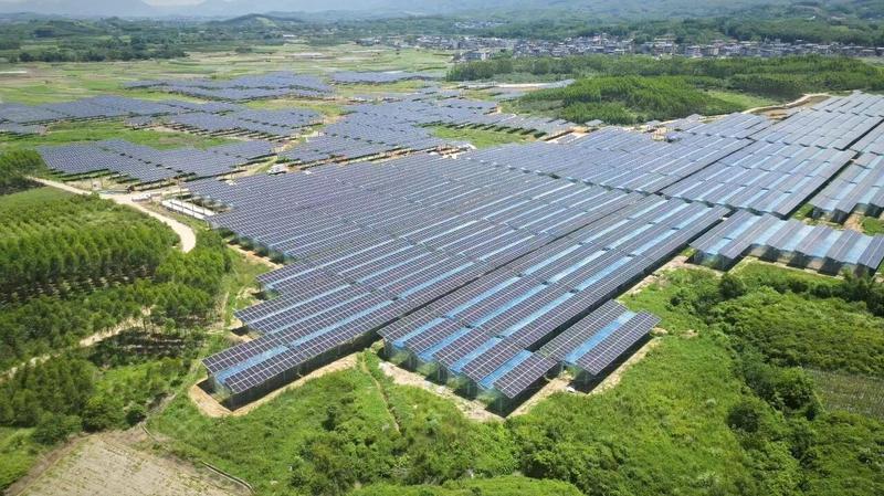“农业种植大棚+棚顶光伏发电”项目。 “农业种植大棚+棚顶光伏发电”项目。
