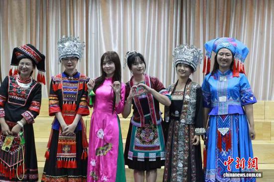 图为越南的教师与青年学生身着贵州民族服饰拍照。冯瑞 摄