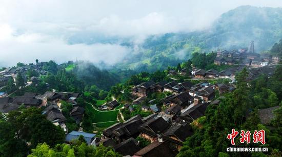 图为7月11日在贵州从江县高增乡天鹅山拍摄的云海景观。（无人机照片）