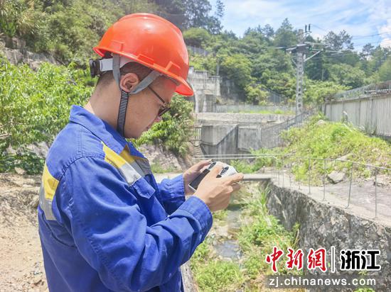 郭鹏鹏用无人机巡航。金温铁道公司 供图 郭鹏鹏用无人机巡航。金温铁道公司 供图
