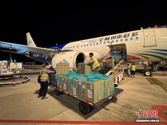 图为飞机起飞前工作人员在搬运活体鳗鱼货箱。（贵州民航集团 供图）