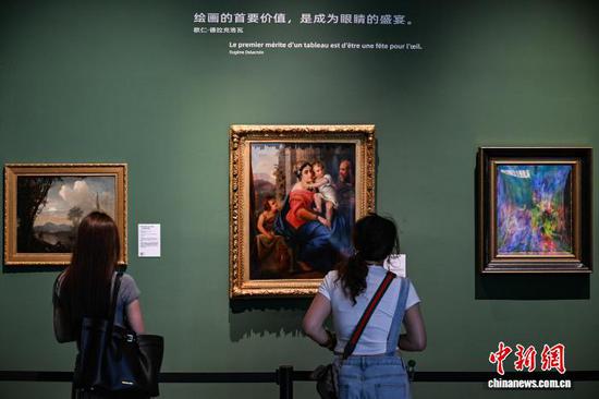 图为参观者在观看西格弗里德·德特勒夫·本迪克森的作品《圣家族》。中新社记者 瞿宏伦 摄