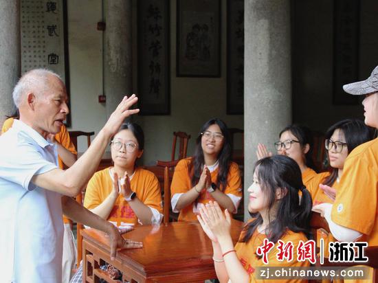 近日，“娘家戏班”班主俞兆南现场教唱。（浙江理工大学科技与艺术学院供图）