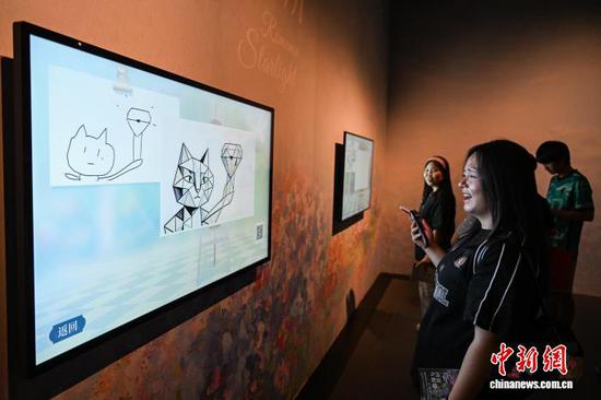 图为参观者在展览体验AI创作。中新社记者 瞿宏伦 摄