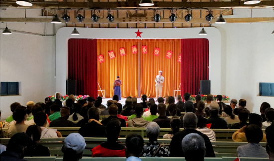实践团成员表演情景剧《沙海魂》。