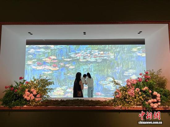 图为观众在贵州省博物馆逛“浪漫与星辰”特展。记者 周燕玲 摄