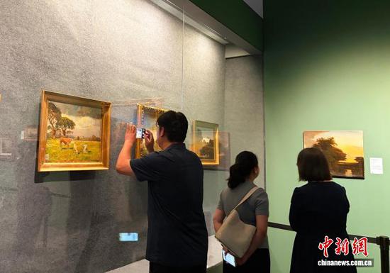 图为观众在贵州省博物馆逛“浪漫与星辰”特展。记者 周燕玲 摄