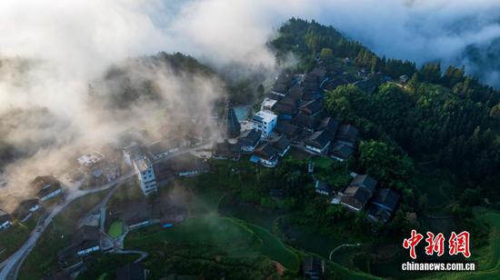 图为7月11日在贵州从江县高增乡天鹅山拍摄的云海景观。（无人机照片）