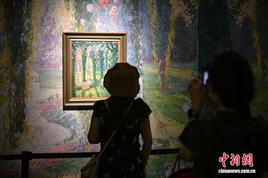 图为参观者在观看保罗·阿尔伯特·贝纳尔的作品《花园里》。中新社记者 瞿宏伦 摄
