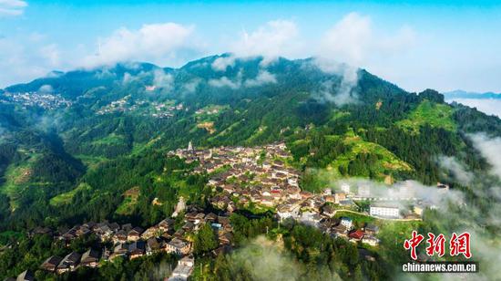 图为7月11日在贵州从江县高增乡天鹅山拍摄的云海景观。（无人机照片）