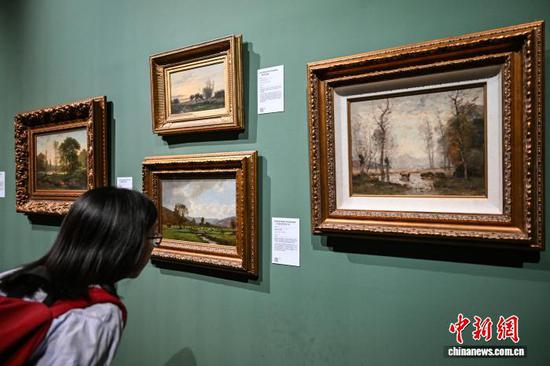 图为参观者在观看弗朗索瓦·路易·弗朗塞的作品《河边洗衣的少女》。中新社记者 瞿宏伦 摄