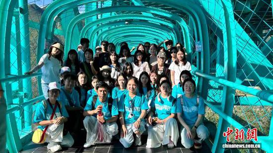 图为参加“桥见贵州”中韩越青年研学交流活动的师生在花江峡谷大桥上合影留念。黄佳丽 摄