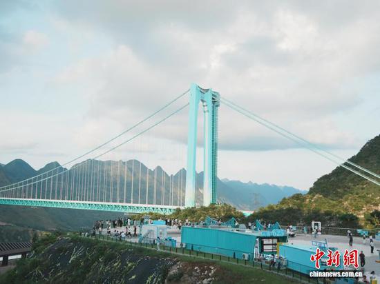 图为游客“打卡”花江峡谷大桥。记者 周燕玲 摄