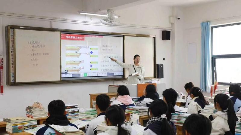 哈工大支教团教师在上课中。 哈工大支教团教师在上课中。
