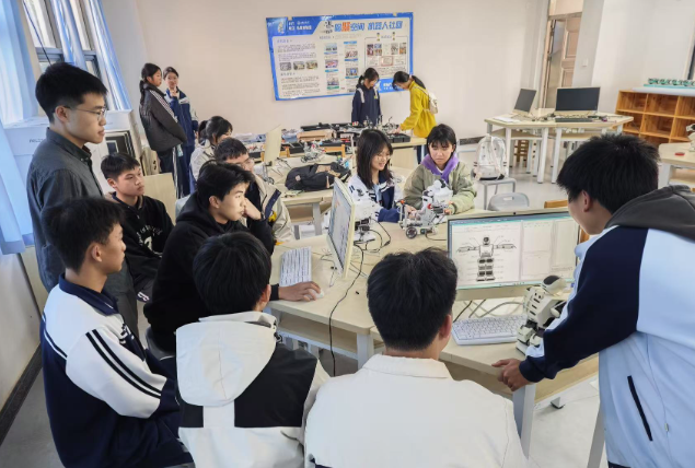 哈工-乐聚机器人社团在开展教学活动。 哈工-乐聚机器人社团在开展教学活动。