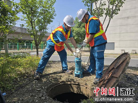 杭海城际铁工作人员开展电缆井抽水作业。浙江交通集团 供图 杭海城际铁工作人员开展电缆井抽水作业。浙江交通集团 供图
