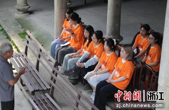 近日，金小樵向实践团讲解越剧的前世今生。（浙江理工大学科技与艺术学院供图）