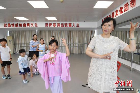 图为小朋友们正在越剧老师的指导下学习越剧。赵松 摄