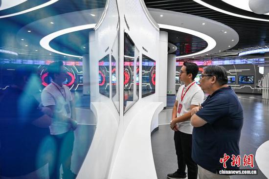 图为开幕式前嘉宾在国家大数据(贵州)综合试验区交流体验中心参观。中新社记者 瞿宏伦 摄
