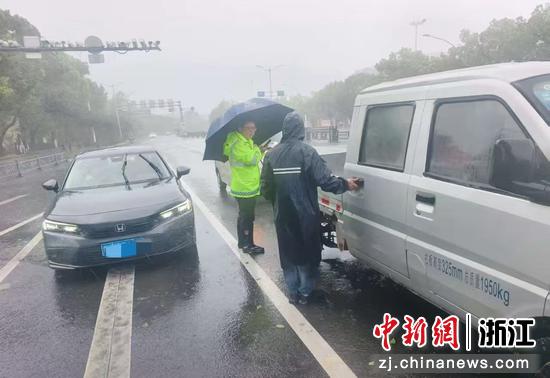 浙商保险理赔员为受损货车车主进行理赔。&nbsp;浙商保险浙江分公司&nbsp;供图