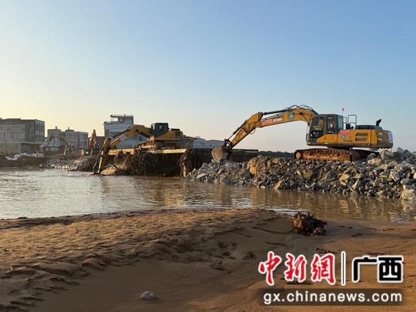 亚陂江桥施工现场。曾义平 摄 亚陂江桥施工现场。曾义平 摄