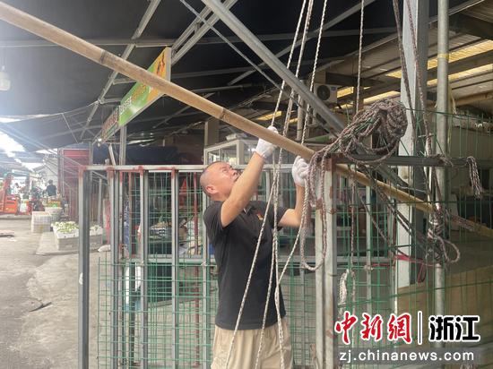 长兴新农都党员投入抗台工作。浙江新农都 供图 长兴新农都党员投入抗台工作。浙江新农都 供图