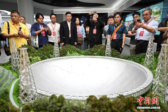 图为开幕式前嘉宾在国家大数据(贵州)综合试验区交流体验中心参观。中新社记者 瞿宏伦 摄
