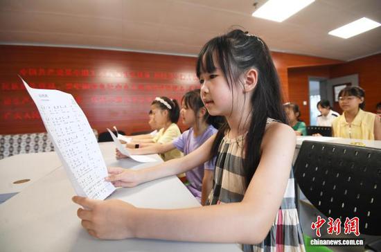 图为小朋友们正在学习声乐。赵松 摄
