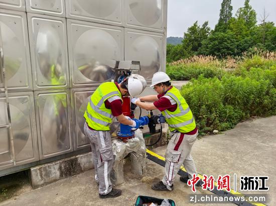 风水电检修员进行电动阀门安装。浙江交通集团&nbsp;供图