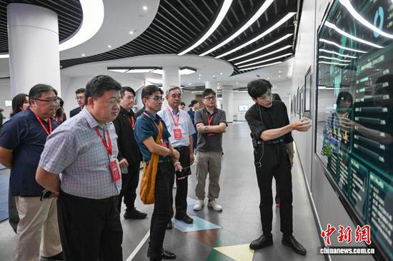 图为开幕式前嘉宾在国家大数据(贵州)综合试验区交流体验中心参观。中新社记者 瞿宏伦 摄