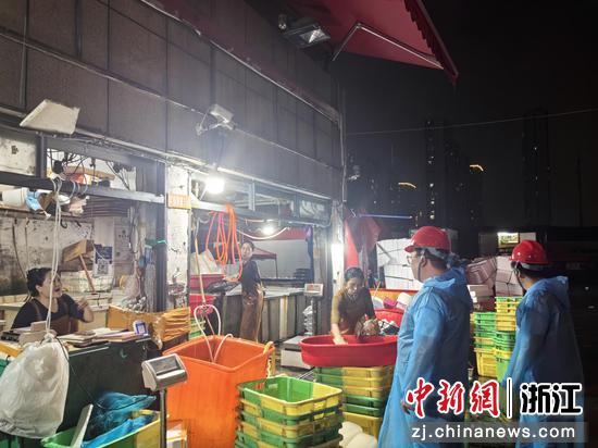 水产公司党员干部带头成立防台巡查突击队进行抗台排查。浙江新农都 供图 水产公司党员干部带头成立防台巡查突击队进行抗台排查。浙江新农都 供图