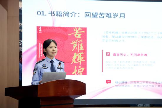 图为龙先锦给大家分享《苦难辉煌》的感悟。 向希旺 摄 图为龙先锦给大家分享《苦难辉煌》的感悟。 向希旺 摄