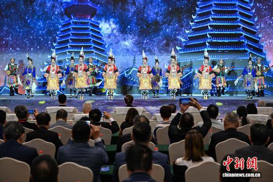 图为开幕式上的侗族大歌表演。中新社记者 瞿宏伦 摄