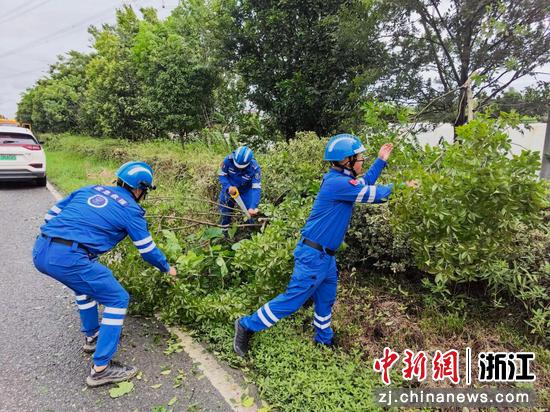 乍嘉苏改扩建项目“同心救援队”联动属地交警开展道路清障。浙江交通集团&nbsp;供图
