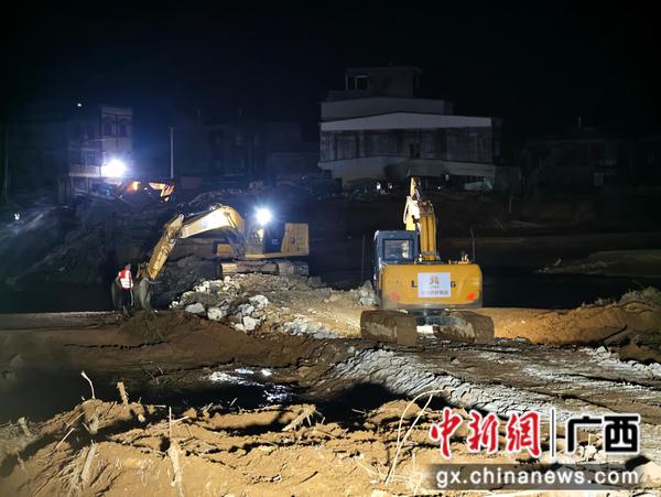 亚陂江桥施工现场。陆宣彤 摄 亚陂江桥施工现场。陆宣彤 摄