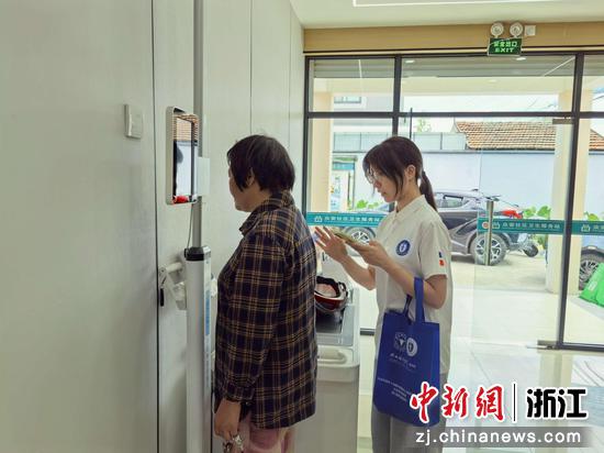 近日，浙大城市学院医学院实践团走进社区开展服务。（浙大城市学院供图）